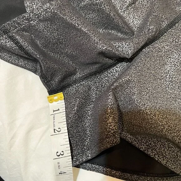 Lululemon luminosity foil print black silver metallic  Shorts, size 8 - Picture 7 of 13